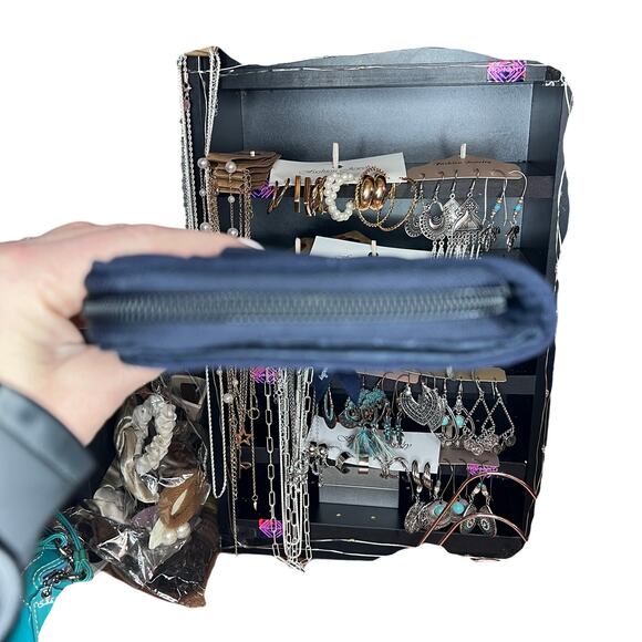 HTF Vera Bradley Merry Mischief Snow Day RFID Turnlock Wallet NWOT - Picture 4 of 11